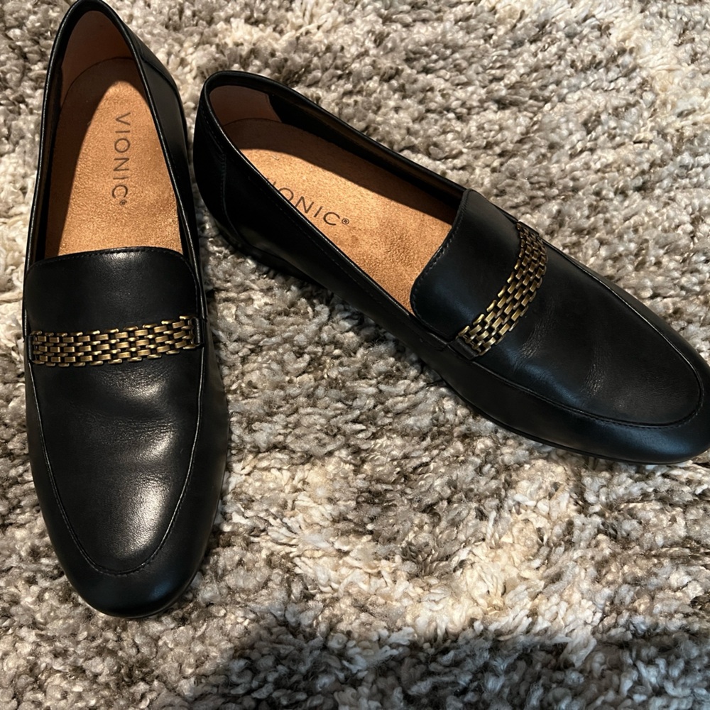 Vionic women’s black loafer, size 7. Never worn